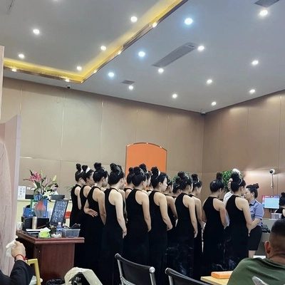华纳万宝路公司年会现场统一着装礼仪方阵
